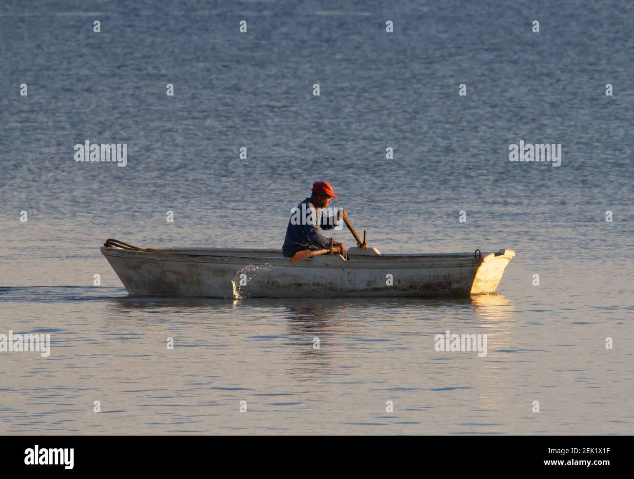 HOLGUIN, KUBA - 15. FEBRUAR; 2019 ein Mann in einem kleinen Ruderboot im Morgenlicht Stockfoto
