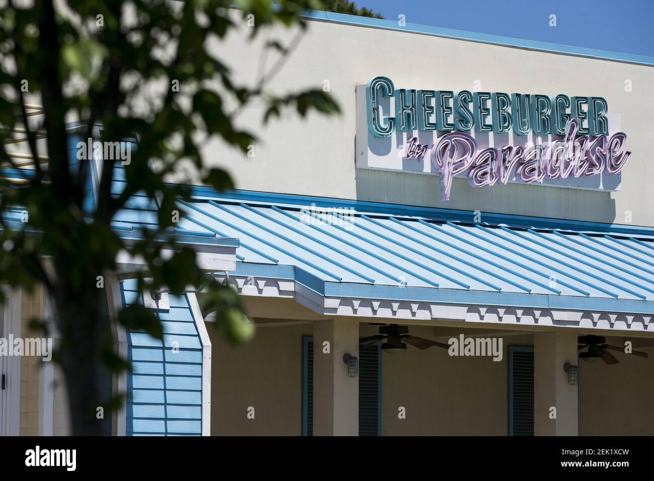 Ein Logo vor einem geschlossenen und verlassenen Cheeseburger in