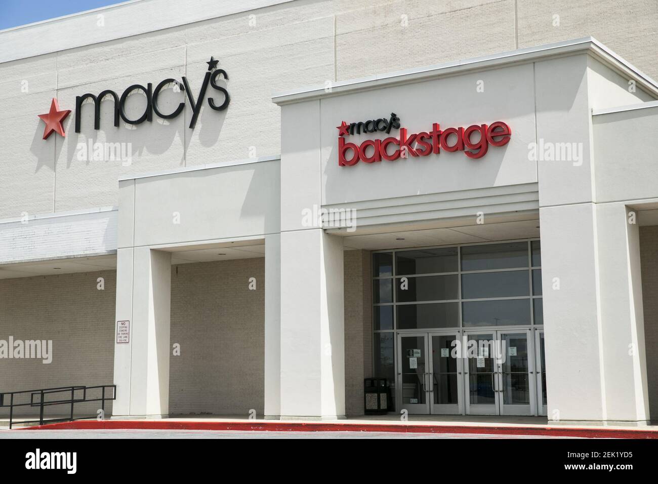 LogoSchilder vor einem Macy's und Macy's Backstage