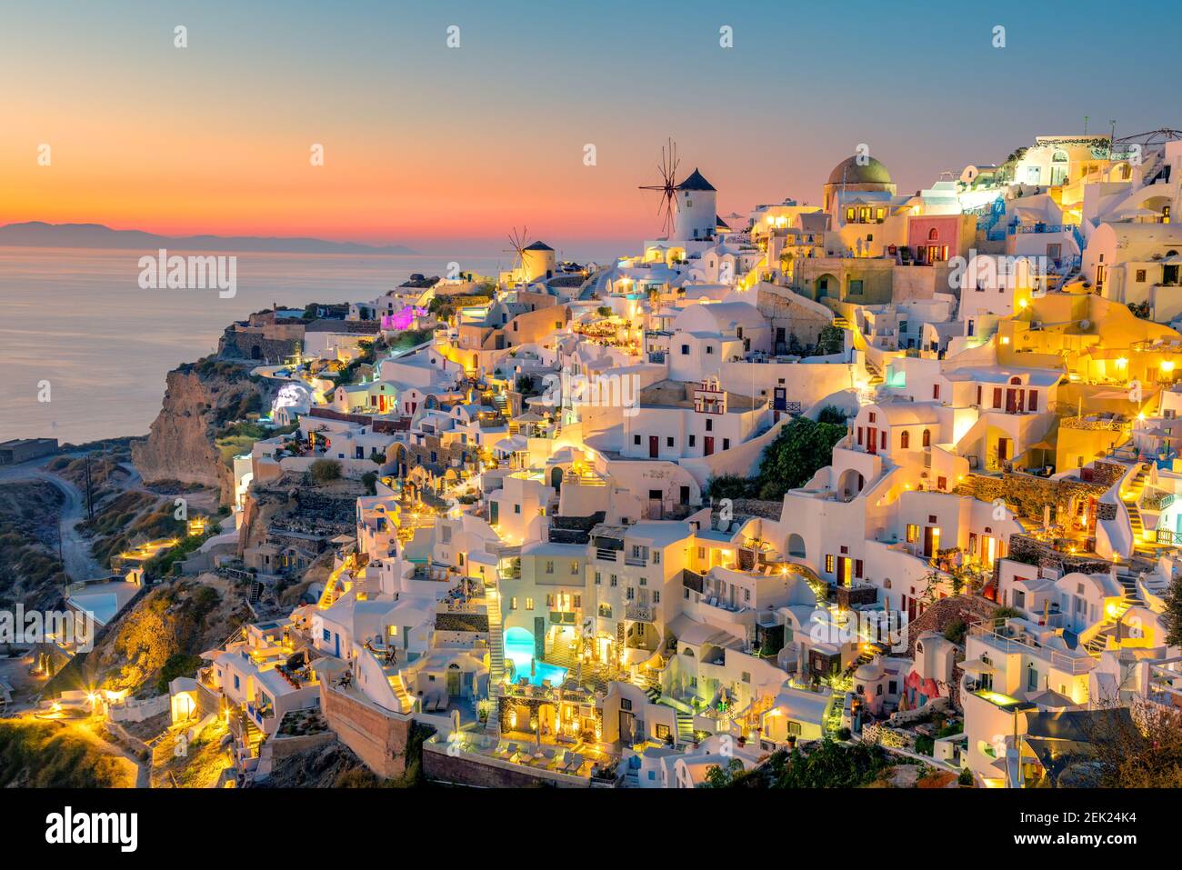 Sonnenuntergang Nachtansicht des traditionellen griechischen Dorfes Oia auf Santorini Insel in Griechenland. Santorini ist ein ikonisches Reiseziel in Griechenland, berühmt für seine Sonnen Stockfoto