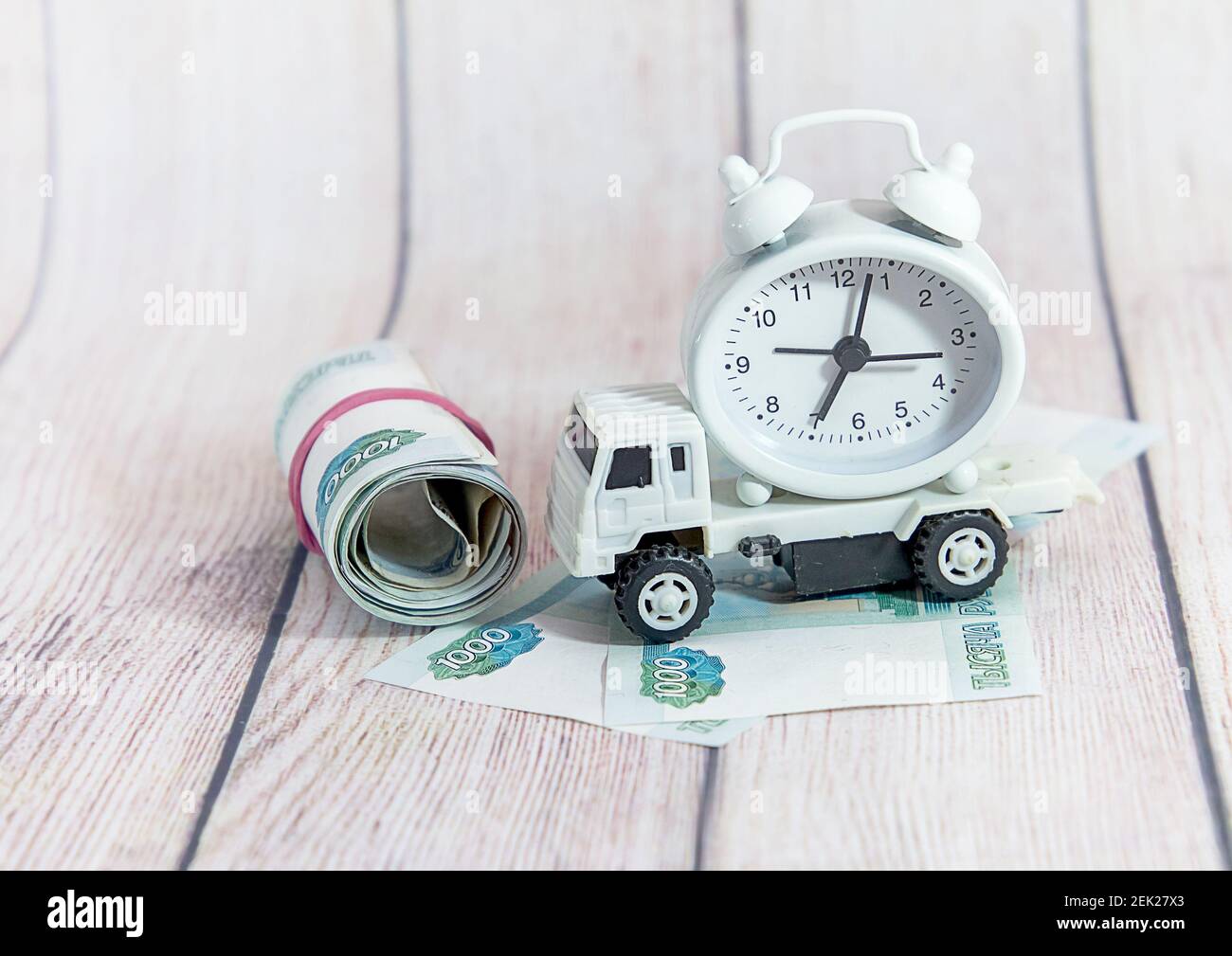 Kinderwagen, Geld und Uhr. Einhaltung der Gesetze zum gewerblichen Güterverkehr Stockfoto