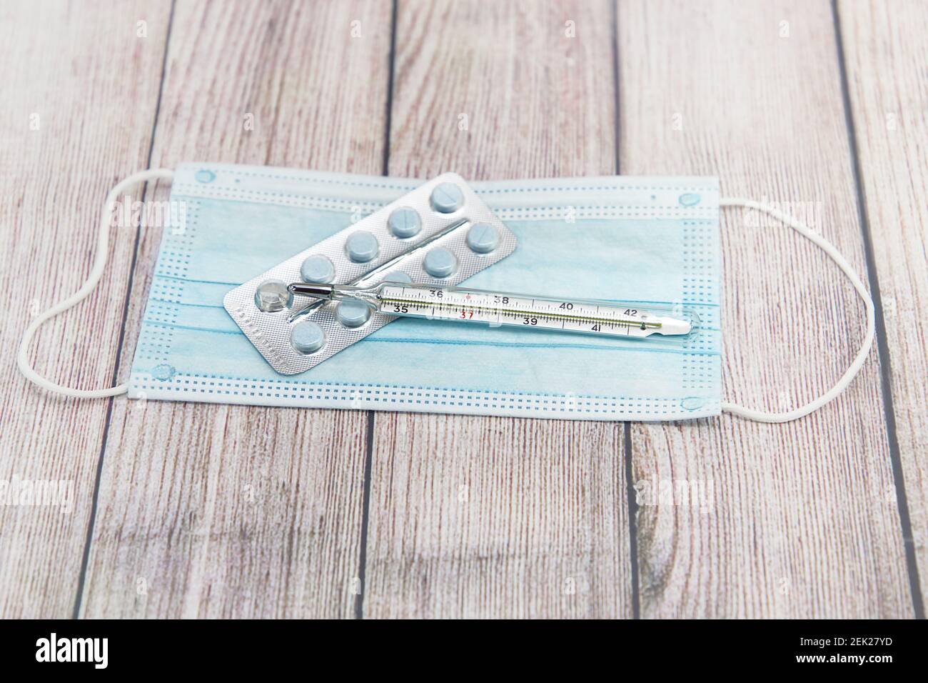 Medizinische Maske, Pillen und Thermometer. Prävention und Behandlung von Infektionskrankheiten Stockfoto