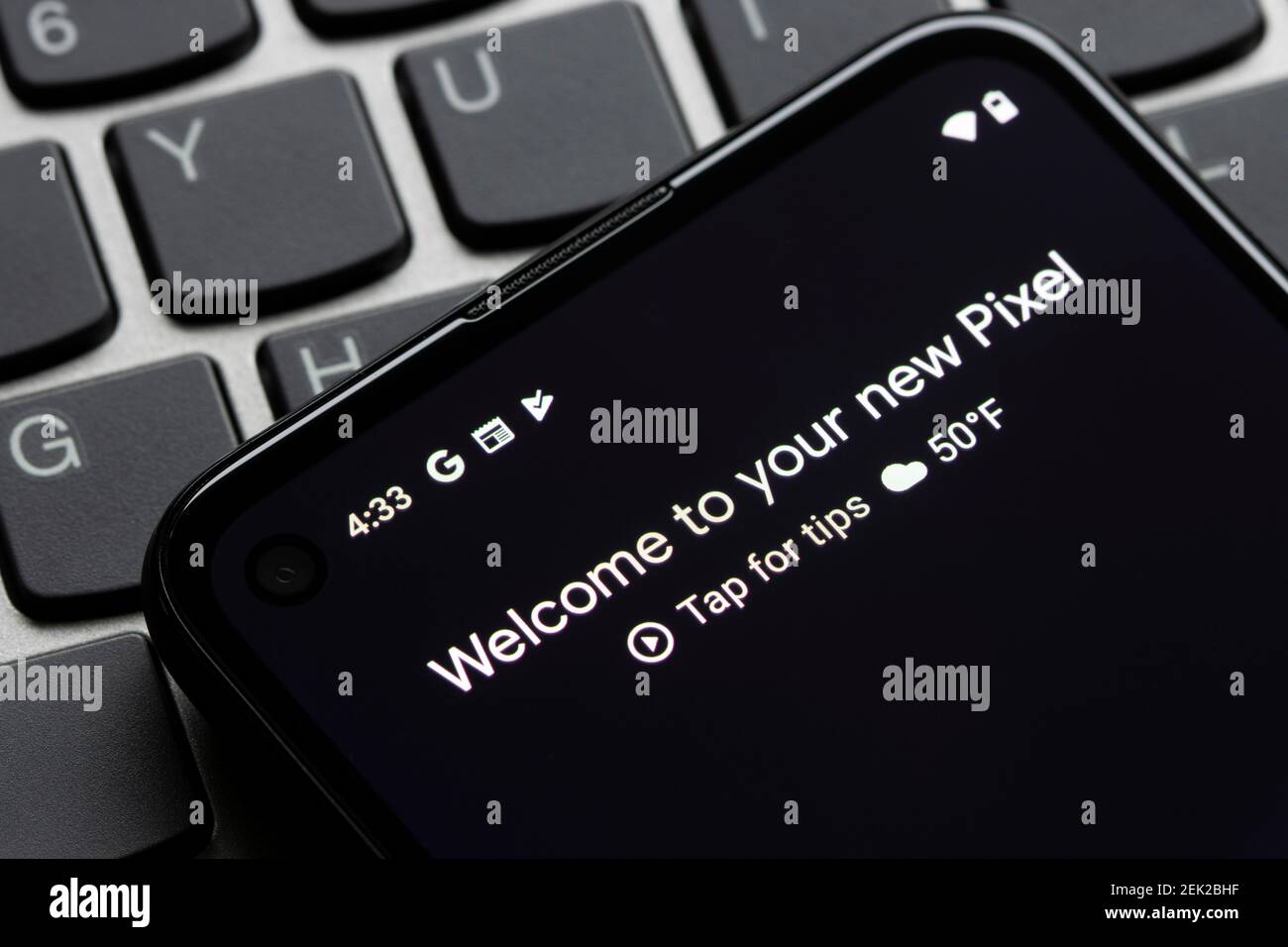 Nahaufnahme eines neuen Google Pixel 4a Smartphones. Stockfoto