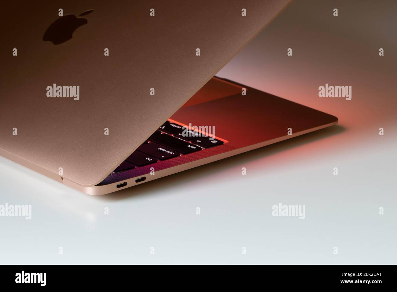 Logo Person Computer Neuer computer -Fotos und -Bildmaterial in hoher Auflösung – Alamy