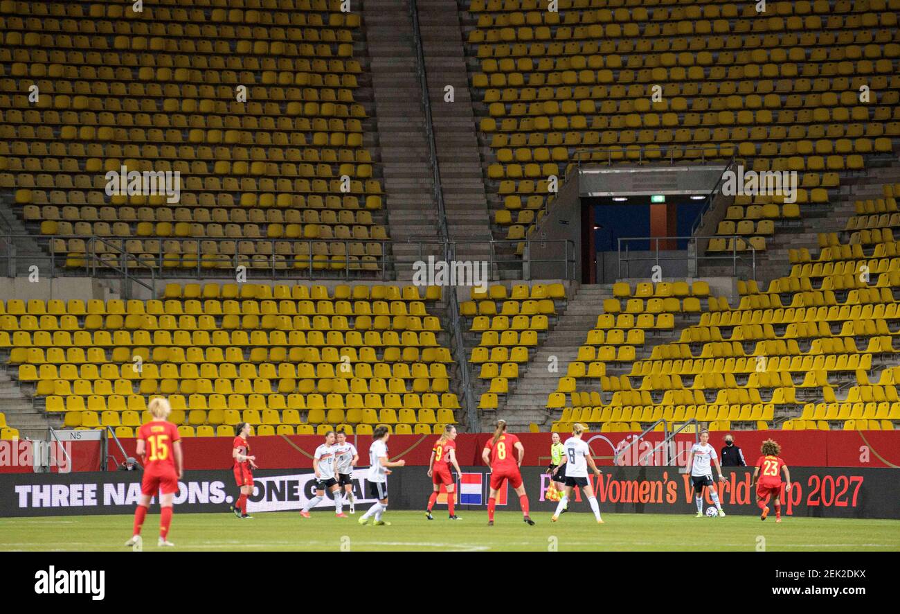 Spielszene im Stadion, Action, dahinter ein Schriftzug 'Aû FIFA Womens World Cup 2027' Aû auf einem Brett, Anwendung, Logo, Fußball internationales Spiel Frauen, Mini-Turnier - drei Nationen. Ein Tor, Deutschland (GER) - Belgien (Bel), am 21. Februar 2021 in Aachen. ¬ Verwendung weltweit Stockfoto