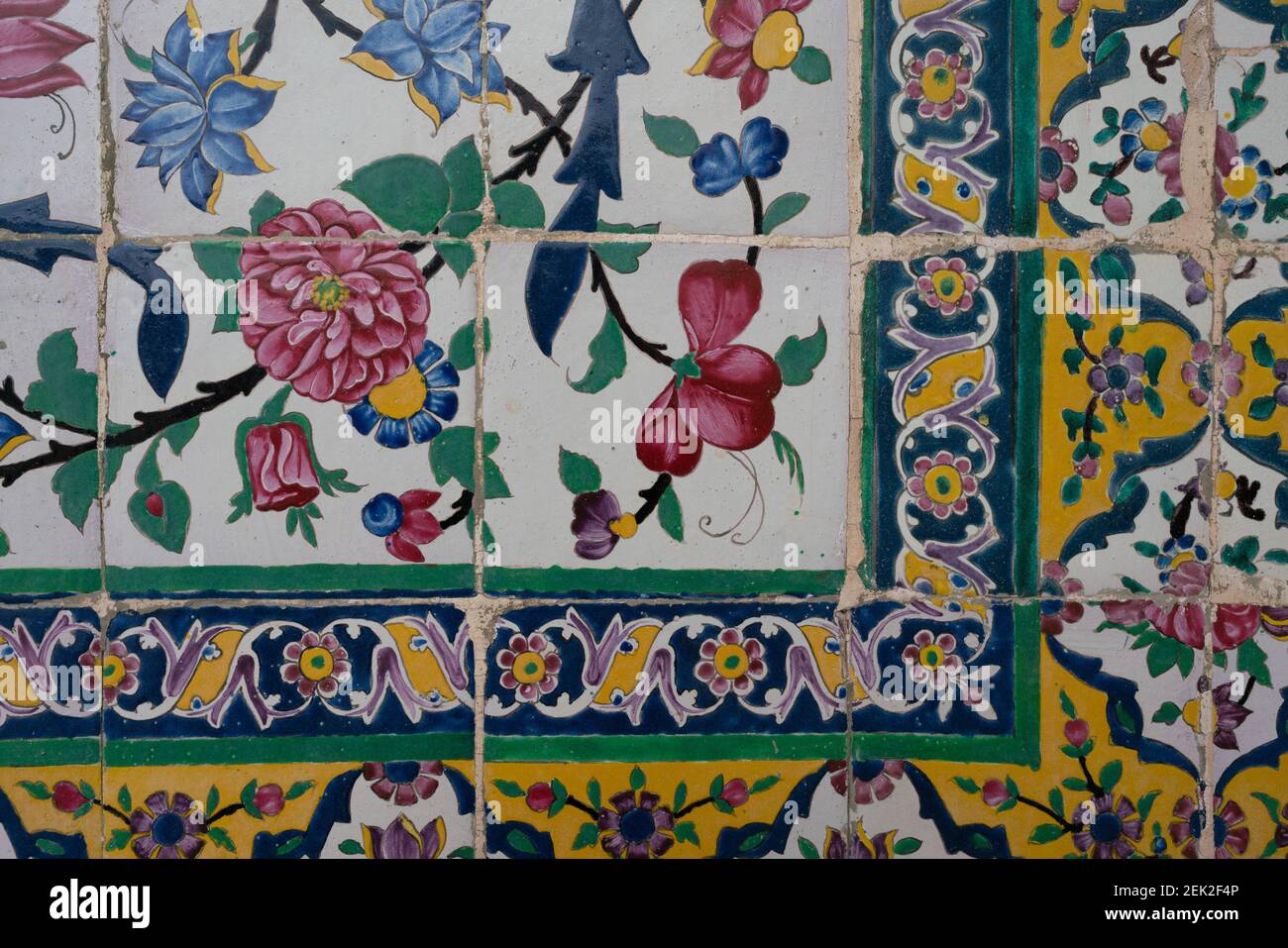 Detail von Keramikfliesen mit islamischen floralen Ornamenten. Blumenmuster von schiitischen islam, Shiraz, Iran. Stockfoto