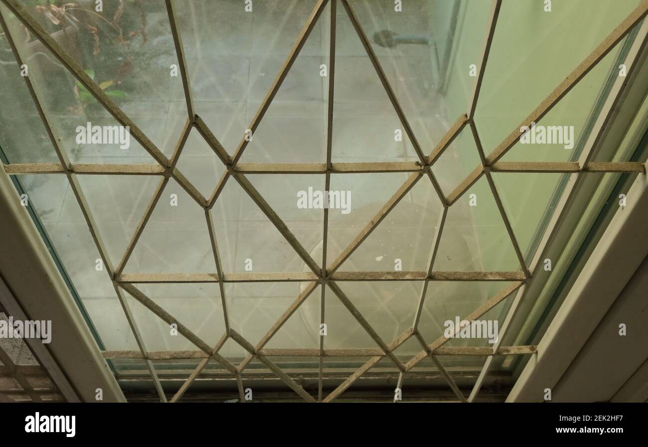 Selektiver Fokus von schmutzigem Schmiedeeisen als Teil der Bildschirmtür mit Balkon verbunden, High-Angle-Ansicht Stockfoto