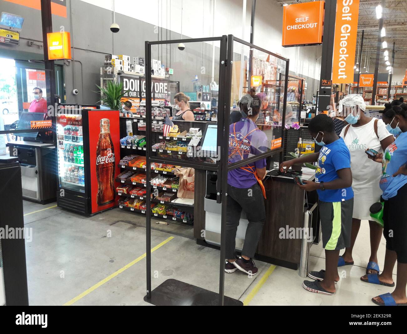 Miramar Fl Mai 18 Ein Blick In Den Home Depot Store Als Kunde Praxis Soziale Distanz Aufgrund Der Covid 19 Pandemie Am 18 Mai 2020 In Pembroke Pines Florida Foto Von Jl Sipa