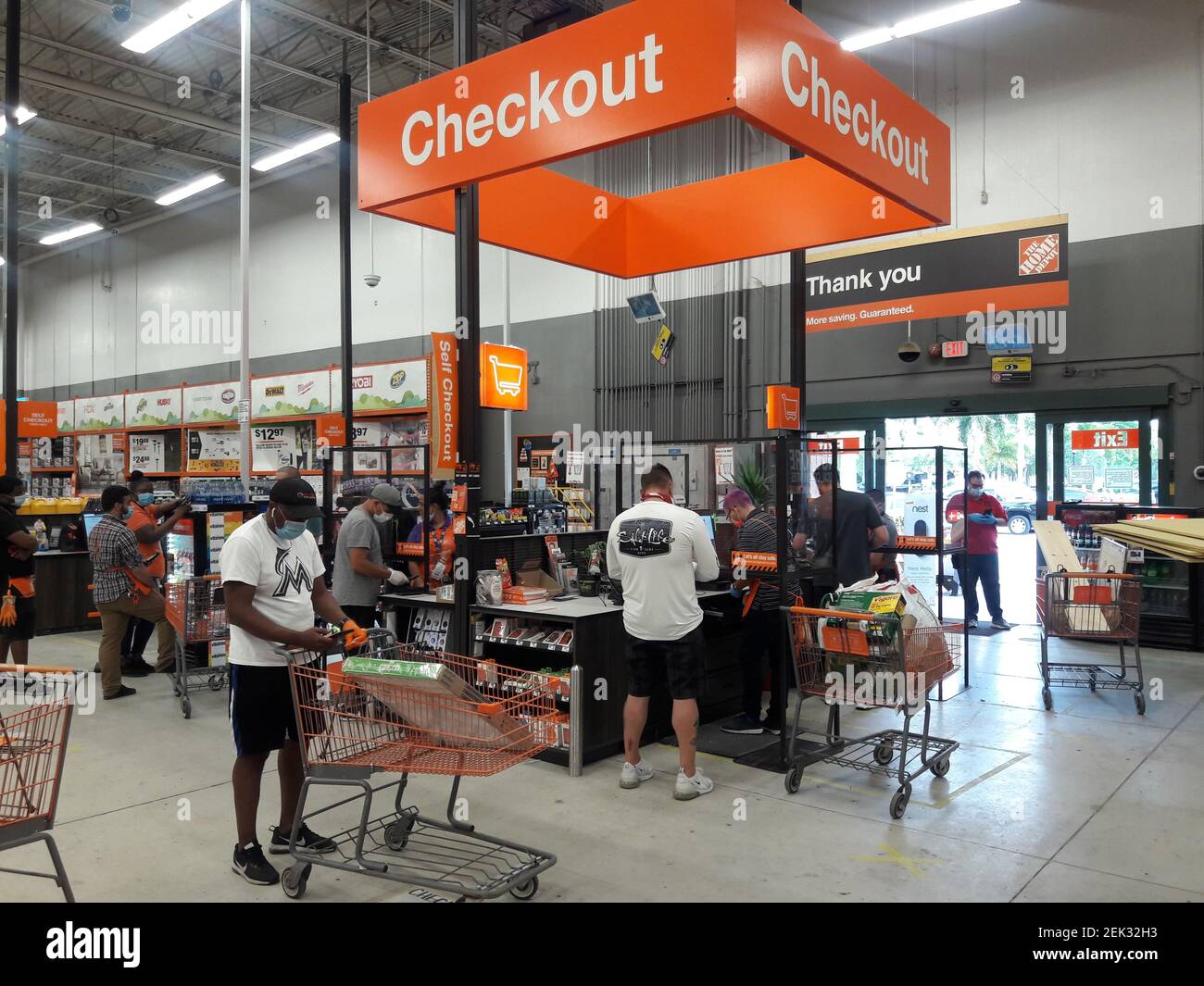 Miramar Fl Mai 18 Ein Blick In Den Home Depot Store Als Kunde Praxis Soziale Distanz Aufgrund Der Covid 19 Pandemie Am 18 Mai 2020 In Pembroke Pines Florida Foto Von Jl Sipa