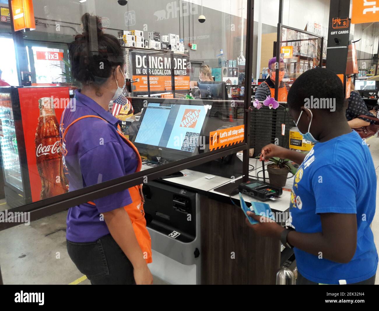 Miramar Fl Mai 18 Ein Blick In Den Home Depot Store Als Kunde Praxis Soziale Distanz Aufgrund Der Covid 19 Pandemie Am 18 Mai 2020 In Pembroke Pines Florida Foto Von Jl Sipa