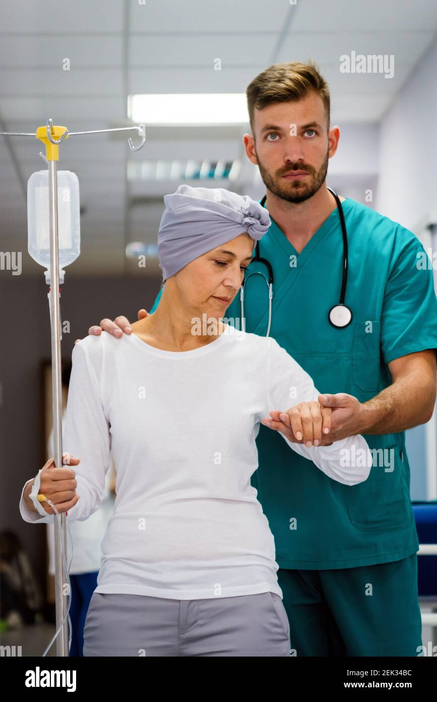 Frau mit Krebs während der Chemotherapie, die sich von einer Krankheit im Krankenhaus erholt Stockfoto
