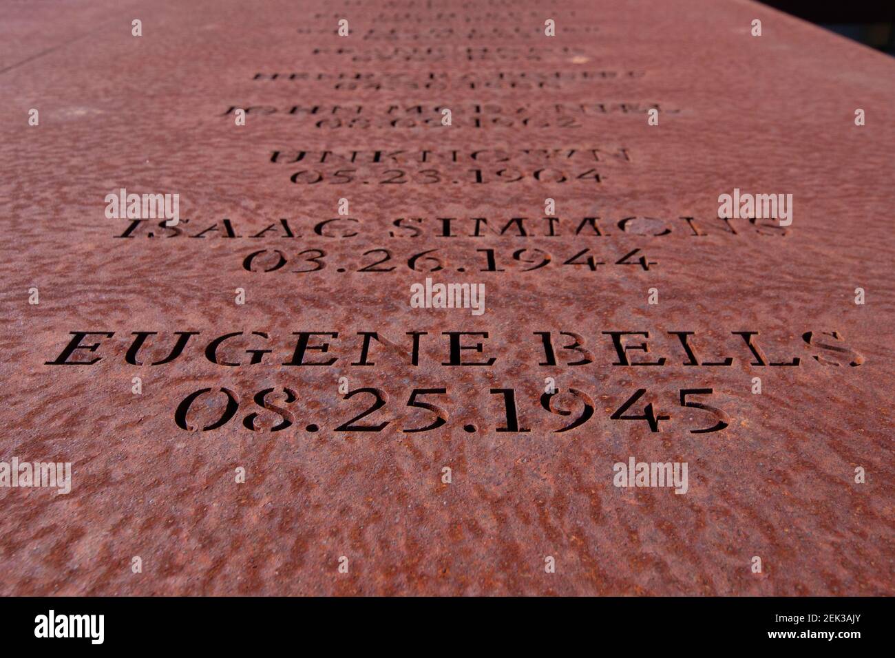 Montgomery, Alabama/USA-Feb 20, 2021: Inschrift der im Amite County, Mississippi gelynchten Opfer am Nationalen Denkmal für Frieden und Gerechtigkeit. Stockfoto