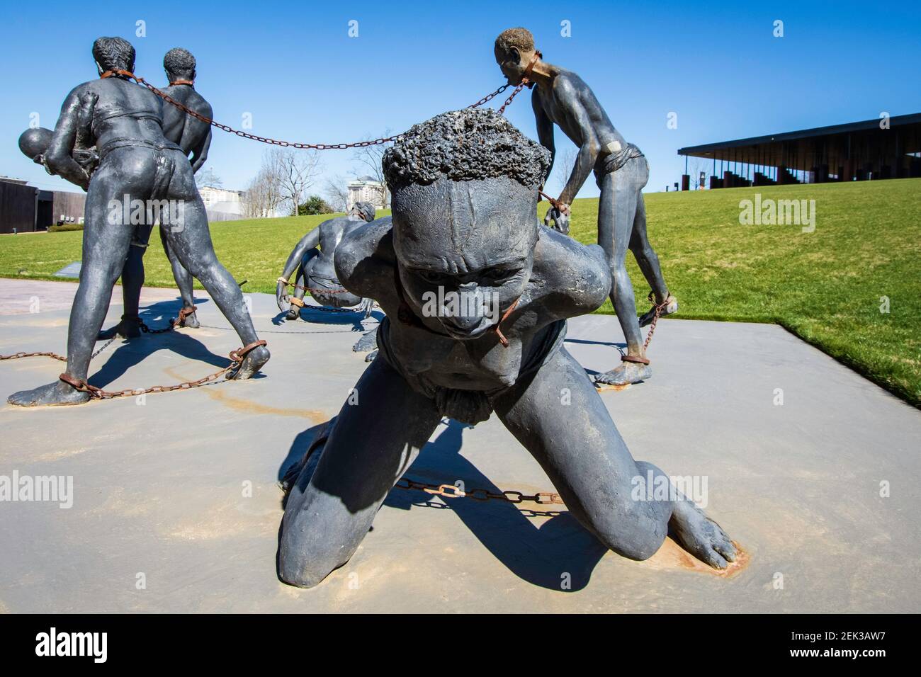 Montgomery, Alabama/USA-Feb 20, 2021: Tiefer Blick auf die Skulptur von Kwame Akoto-Bamfo, die die Sklaverei am Eingang der Gedenkstätte mit dem m darstellt Stockfoto