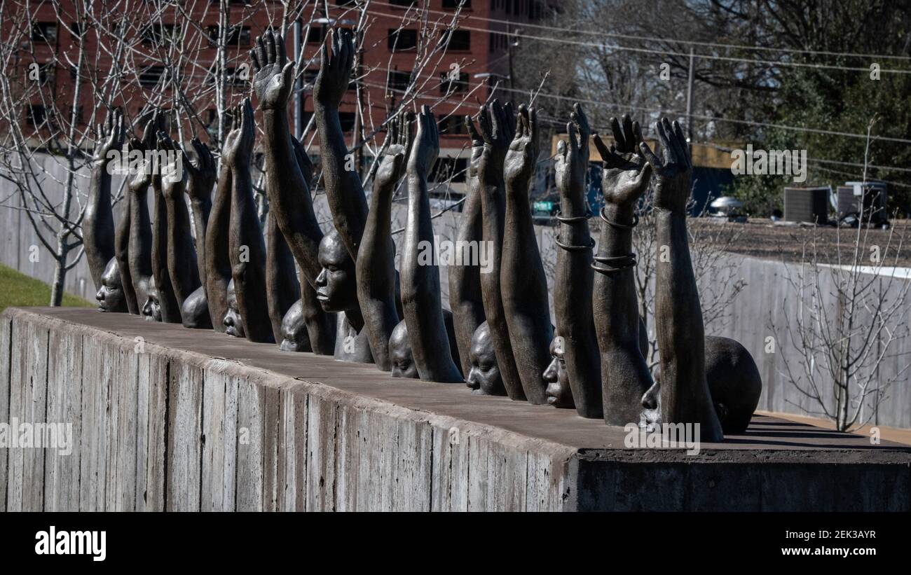 Montgomery, Alabama/USA-Feb 20, 2021: 'Raise Up' Skulptur von Hank Willis Thomas im National Memorial for Peace and Justice. Stockfoto