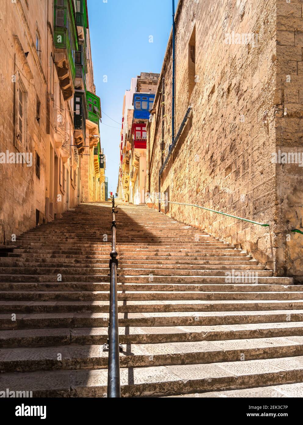 Straßentreppen in der Altstadt von Valletta, Malta. Stockfoto