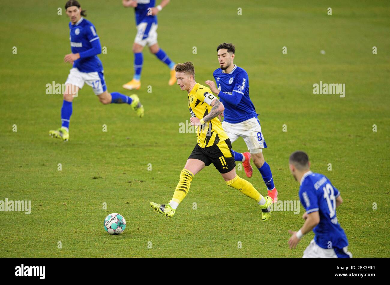 Marco REUS l. (DO) in Duellen gegen Suat SERDAR (GE), Action, Fußball 1. Bundesliga, Spieltag 22nd, FC Schalke 04 (GE) - Borussia Dortmund (DO) 0: 4, am 02/20/2021 in Gelsenkirchen. Foto: Anke Waelischmiller/SVEN SIMON/Pool # die DFL-Vorschriften verbieten die Verwendung von Fotografien als Bildsequenzen und/oder quasi-Video # nur zur redaktionellen Verwendung # Nationale und Internationale Nachrichtenagenturen OUT ¬ Nutzung weltweit Stockfoto