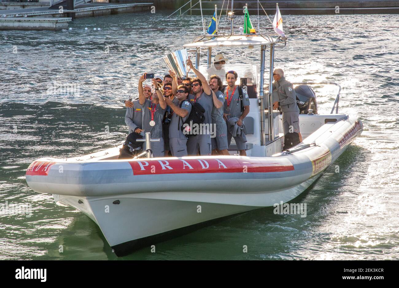 Auckland, Neuseeland. 23rd Februar, 2021.Prada Cup Offizielle Trophäe Präsentation, die Prada Team nimmt Selfies mit dem Cup. Auckland, Neuseeland, 23rd. Februar 2021. Kredit - Neil Farrin/Alamy Live Nachrichten Stockfoto