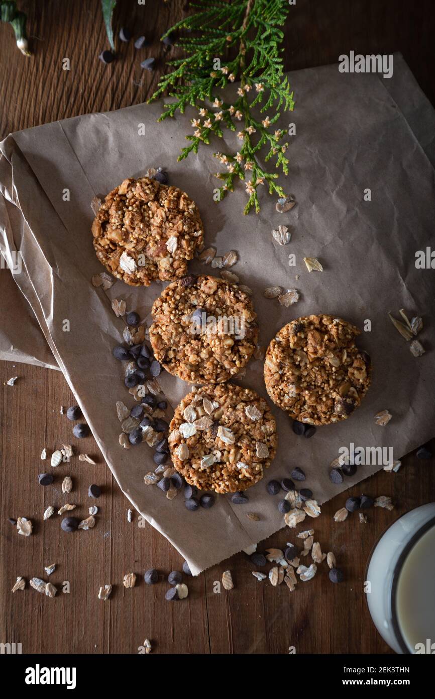 Haferflocken Schokolade Chip Cookie mit Glas Milch. Gesunde Kekse auf natürlichem Holzhintergrund. Stockfoto