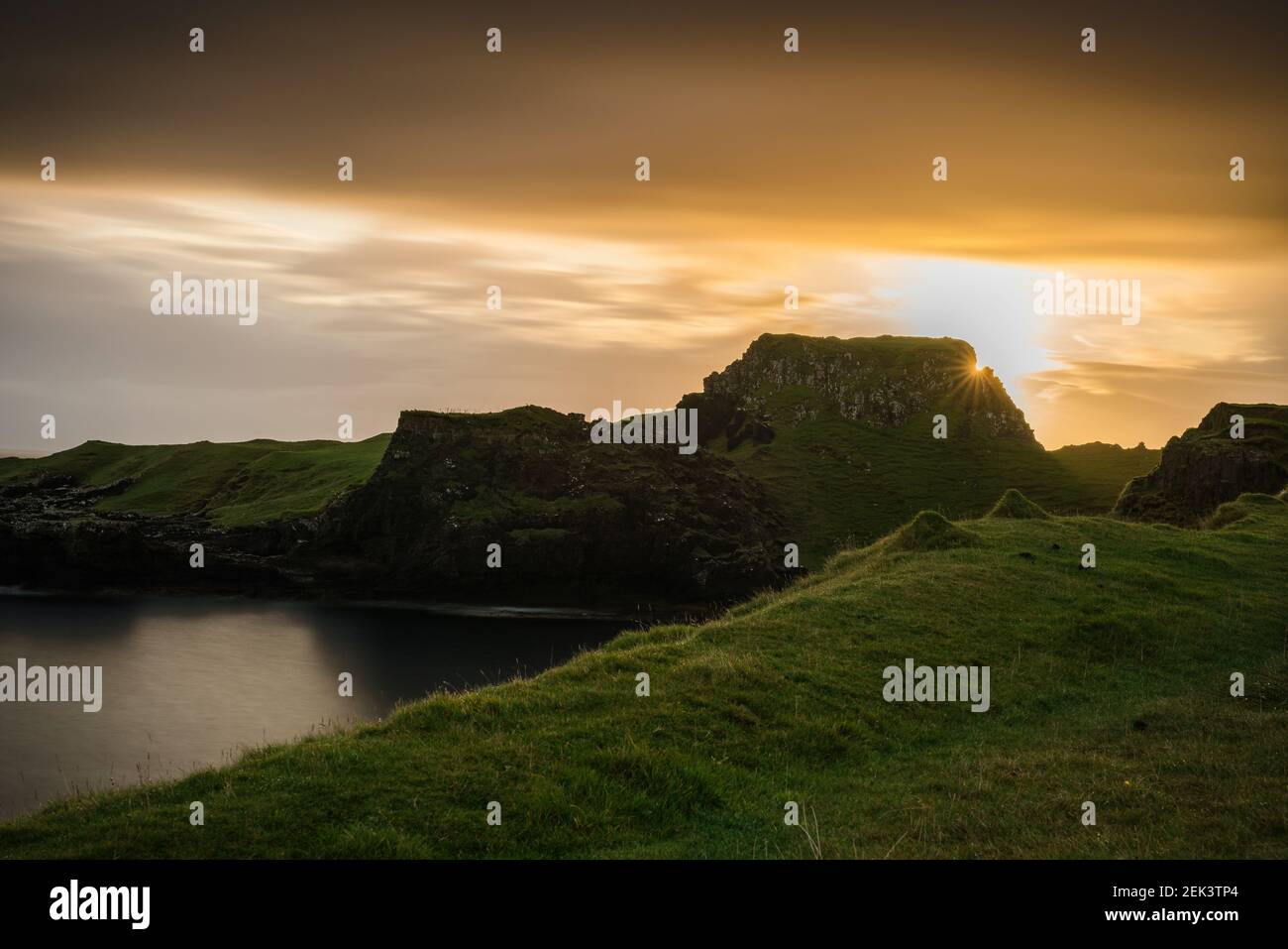 Landschaftlich schöner Blick auf den Brother's Point in die Isle of Skye bei einem bewölkten Sonnenaufgang Stockfoto