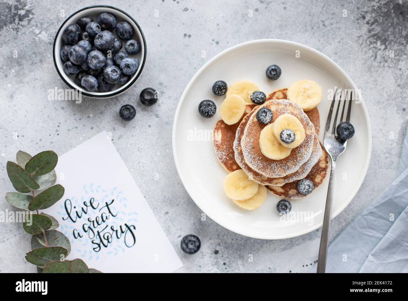 Pfannkuchen mit frischen Blaubeeren, Banane und Puderzucker Stockfoto