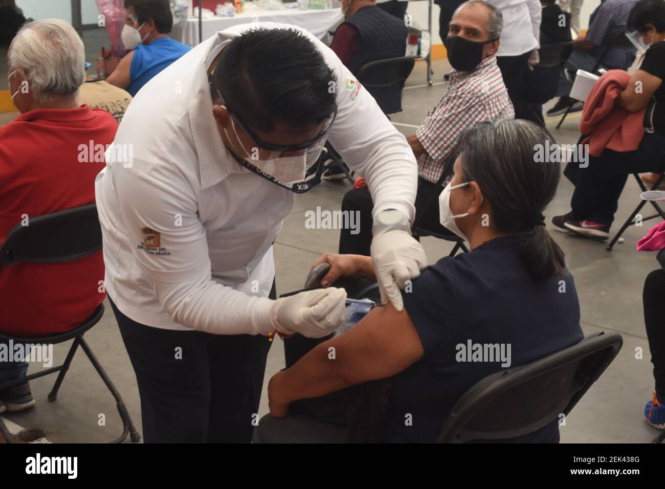 Nicht exklusiv: ECATEPEC MEXIKO - FEBRUAR 22: Warten auf die Injektion mit einer Dosis Sinovac Impfstoff gegen Coronavirus-Krankheit (COVID-19) , Durin Stockfoto