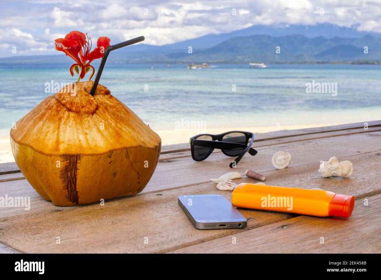 Indonesische Kokosnüsse, ein tonisches, exotisches Getränk. Kokosnuss. Stockfoto