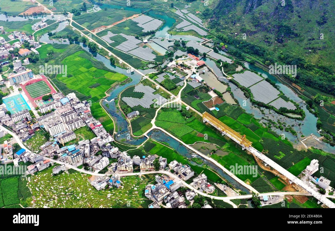 HECHI, CHINA - 31. MAI 2020 - Luftaufnahme der Chengjiang-Doppelgleis-Super-Major-Brücke im Bau über dem ländlichen Gebiet des Autonomen Landkreises Guangxi Du'an Yao. Hechi, Guangxi, China, 31. Mai 2020. Die Gesamtlänge der Brücke beträgt 15,5km, die längste der bestehenden Eisenbahnbrücken in Guangxi. (Foto von Gao Dongfeng / Costfoto/Sipa USA) Stockfoto