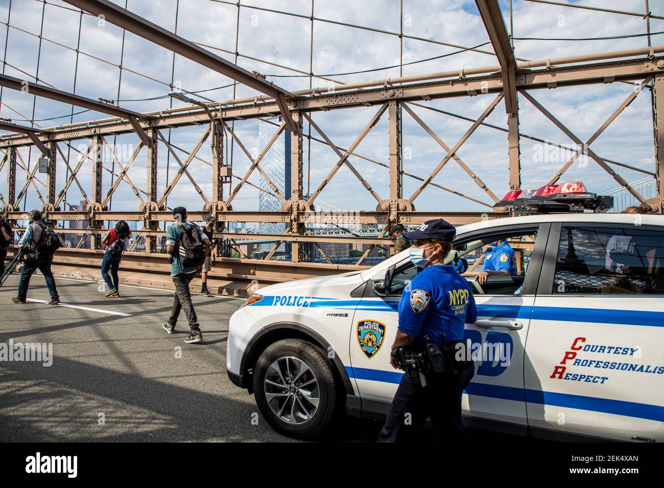 Demonstranten, die über die Brooklyn Bridge gingen, nachdem am 4. Juni 2020 ein friedliches