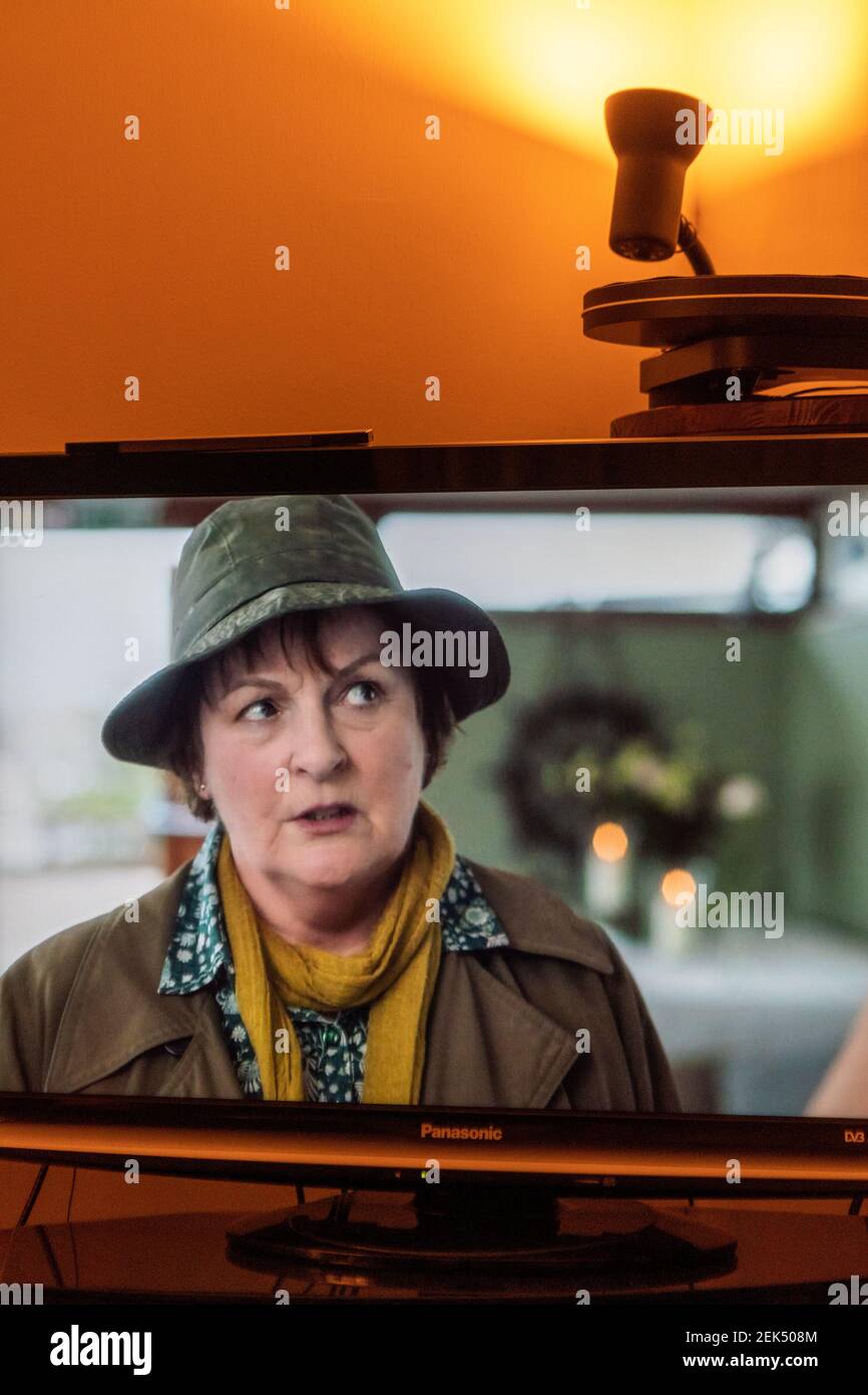 Brenda Blethyn mit der Hauptrolle in dem beliebten ITV-Detektivdrama Vera ON Ein Wohnzimmer tv-Bildschirm Stockfoto