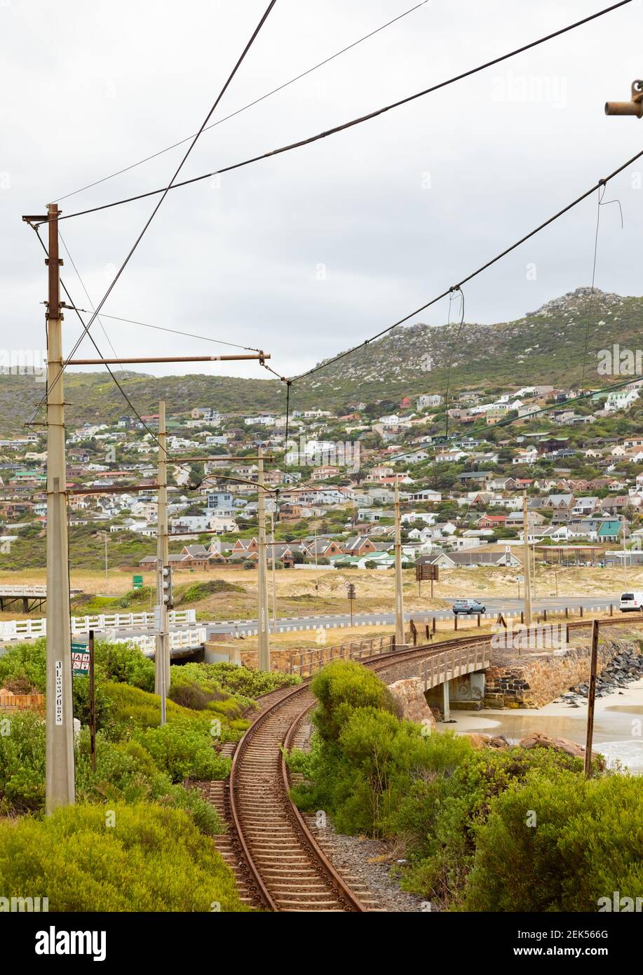Kapstadt, Südafrika - 21. Februar 2021: Elektrische Personenbahnlinie am Strand von Glencairn, False Bay Stockfoto