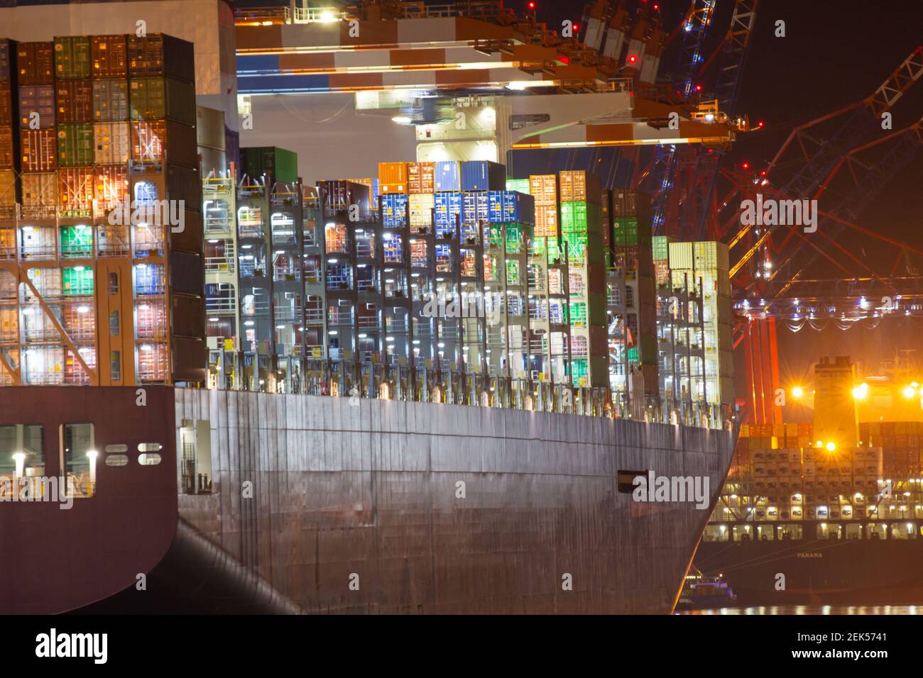 Containerschiff Schiff im Hafen Kai während des Ladevorgangs bei Nacht Stockfoto