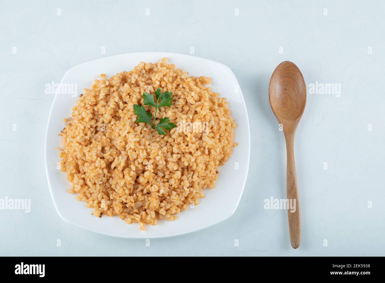 Köstliche Bulgur Pilaf auf einem weißen Teller Stockfoto