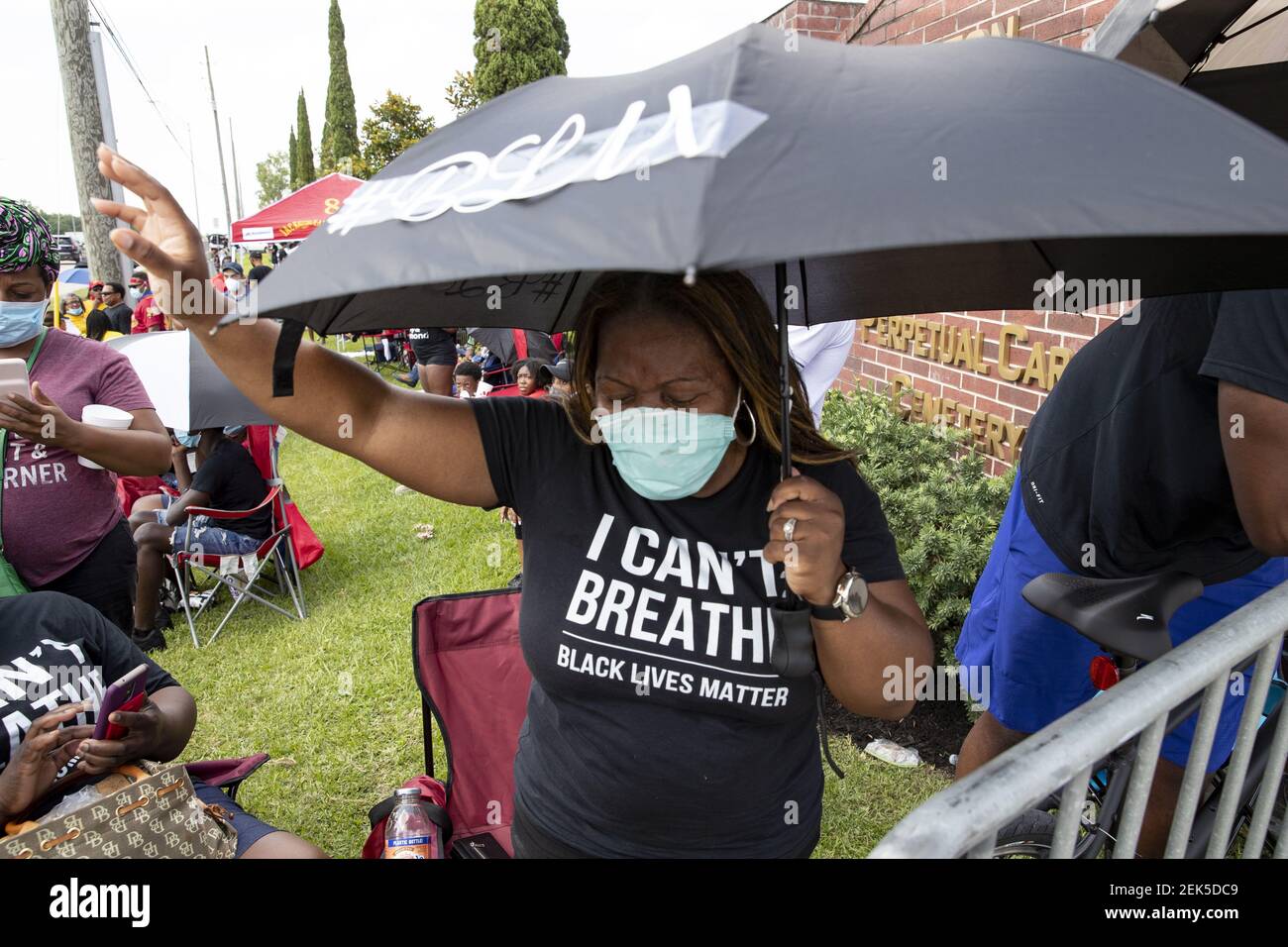 9 Juni 2020 Pearland Tx Usa Annise Couloote Hebt Ihre Hand Im Gebet Vor Den Houston Memorial Gardens In Pearland Texas Um Die Trauerprozession Fur George Floyd Am Dienstag Den 9 Juni