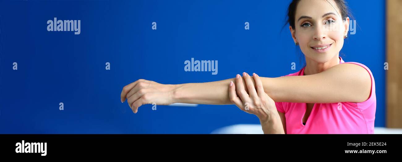 Schöne Frau halten ihre Hand und ziehen zur Seite. Stockfoto