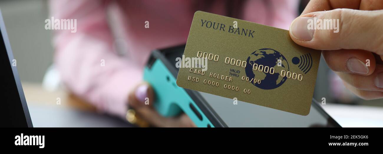 Mann machen bargeldlose Zahlung und halten in der Hand Gold-Karte. Stockfoto