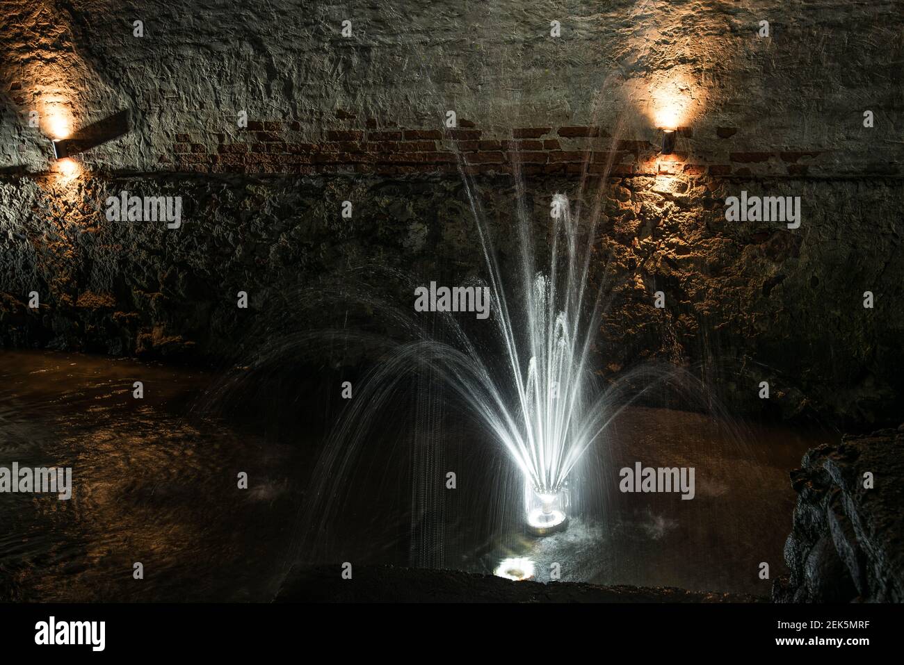 Bunte Brunnen spritzt weiße Farbe der Wassertropfen, Kuldiga, Lettland Stockfoto