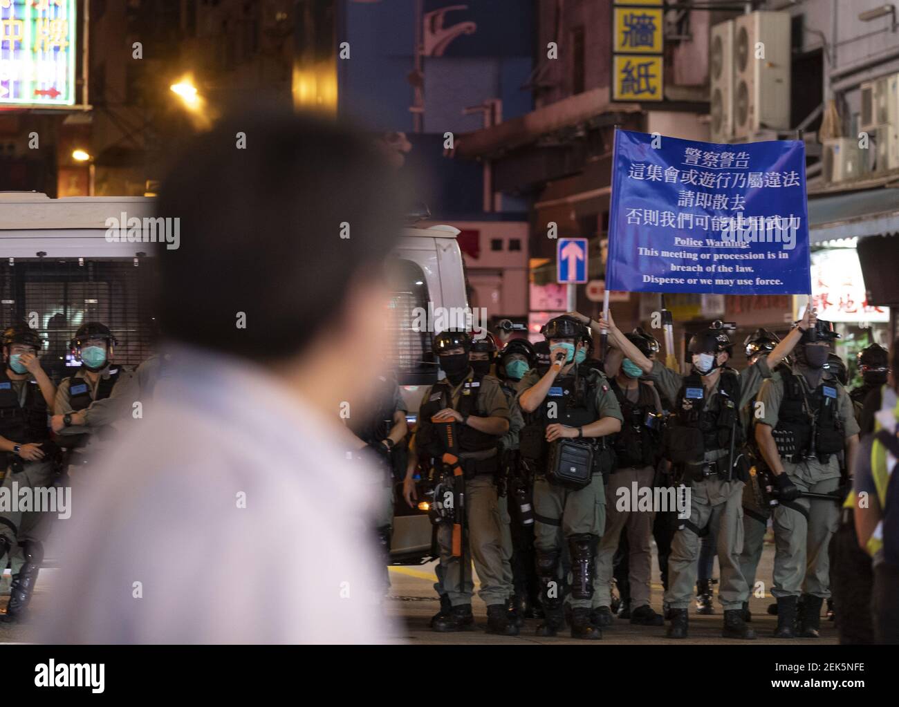Die Bereitschaftspolizei hält eine blaue Flagge, um die Demonstranten während der Demonstration zu warnen. Tausende von Hongkongern sangen am 12. Juni Protesthymne und skandierten Parolen in der ganzen Stadt, als sie den einjährigen Jahrestag der großen Zusammenstöße zwischen Polizei und prodemokratischen Demonstranten begehen. (Foto von May James / SOPA Images/Sipa USA) Stockfoto