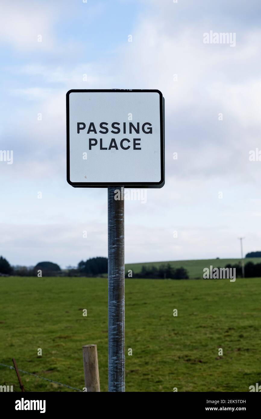 Ein Passing Place Schild auf einer Straße in Cornwall. Stockfoto