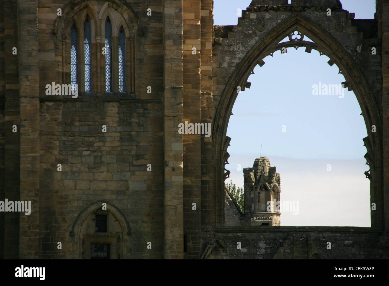 Ruinen der Elgin Cathedral, die durch den Bogen eines ehemaligen Kirchenfensters zum Südchor blickt Stockfoto