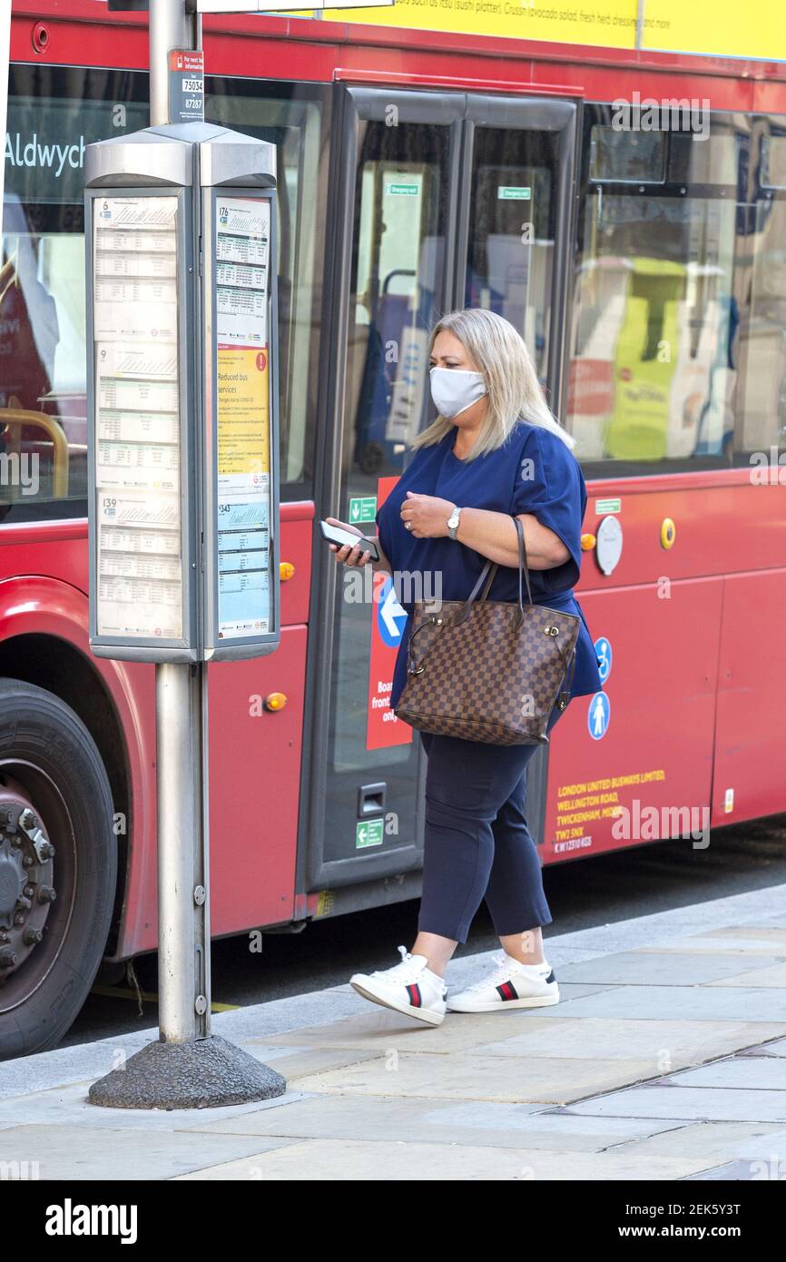 Eine Frau wartet darauf, in einem Londoner Bus mit Gesichtsmast zu steigen. Der Staatssekretär für Verkehr Grant Shaps, kündigte an, dass alle Passagiere ab dem 15. Juni Gesichtsmasken im öffentlichen Verkehr tragen müssen und warnte, dass das Tragen einer Gesichtsmaske eine Voraussetzung für die Reise wäre und die Nichteinhaltung der Vorschriften zur Nichtbeförderung oder Geldstrafe führen würde. (Foto von Dave Rushen / SOPA Images/Sipa USA) Stockfoto