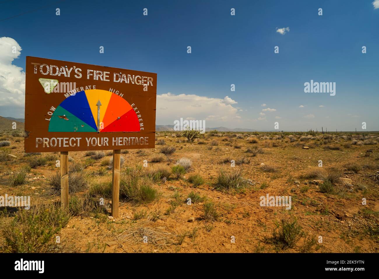Warnschild für Brandgefahr in der südwestlichen US-Wüste Stockfoto