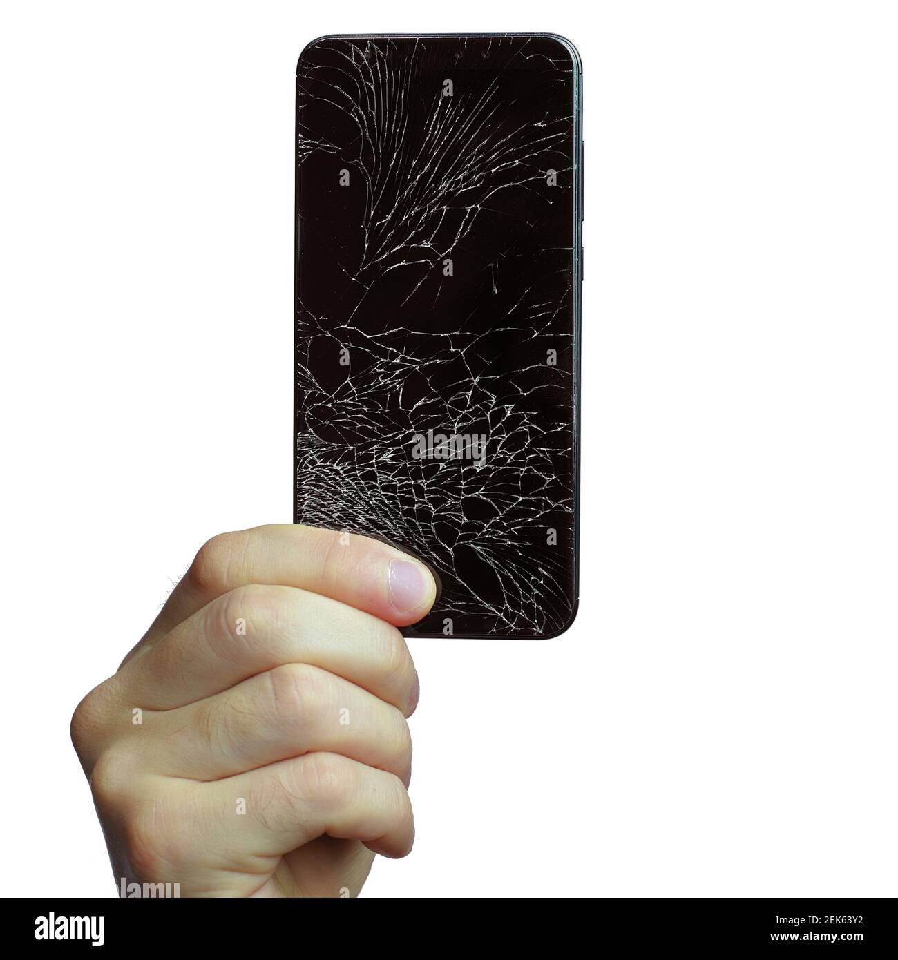 Die Hand eines Mannes hält ein schwarzes Telefon mit einem kaputten Bildschirm. Isoliert auf weißem Hintergrund. Stockfoto