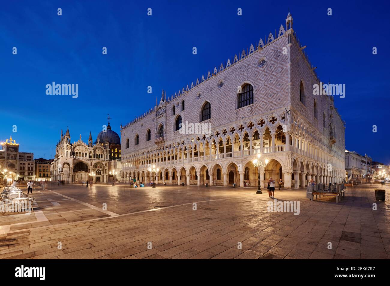 Dämmerungsaufnahme des beleuchteten Dogenpalastes (Palazzo Ducale) und Piazetta San Marco, Venedig, Venetien, Italien Stockfoto