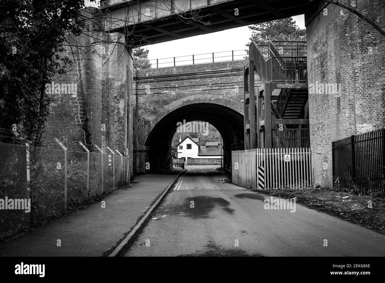 Landschaft einer Eisenbahnbrücke und Tunnel in einem Schwarz-Weiß-Ton, aufgenommen an der Barfield Road Chislehurst Kent. Am 24.. März 2021 Stockfoto