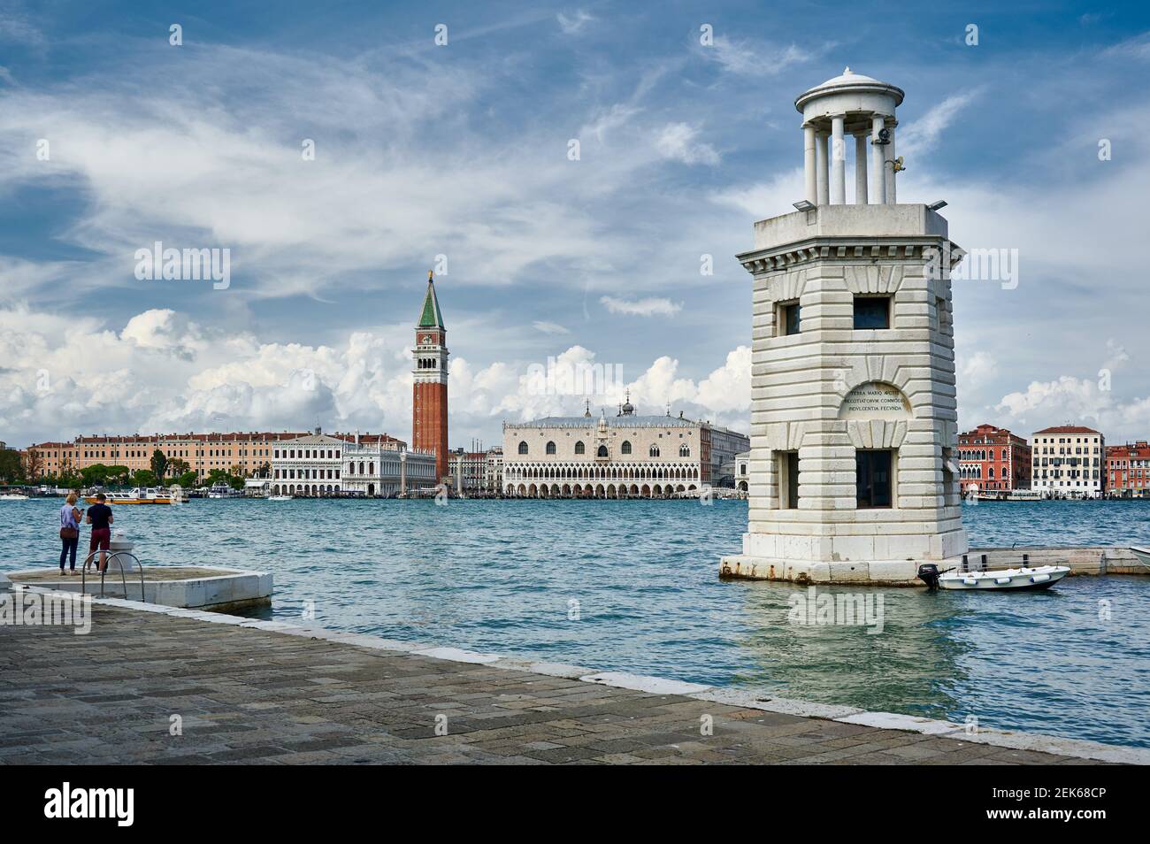 Faro San Giorgio Maggiore, Stadtbild mit Dogenpalast und Markusturm von San Giorgio Maggiore, Venedig, Venetien, Italien aus gesehen Stockfoto