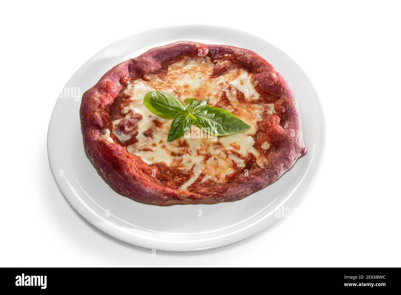 Rote margherita Pizza mit gefärbtem Teig mit roter Rote Bete. Garniert mit Mozzarella, Tomate und Basilikumblättern. Isoliert auf Weiß Stockfoto