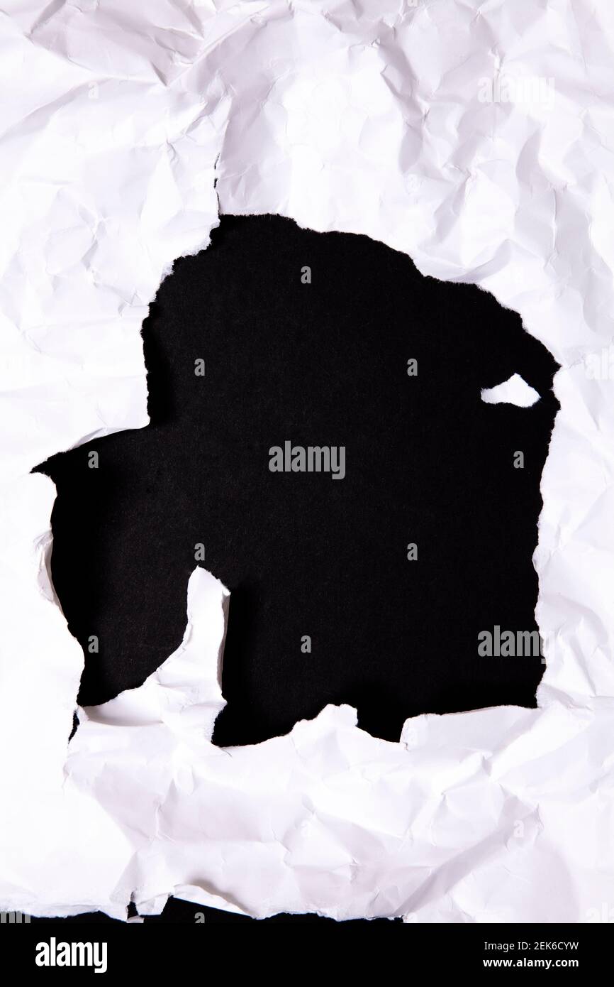 Zerknittertes Papier mit herausgerissenen Löchern Stockfoto