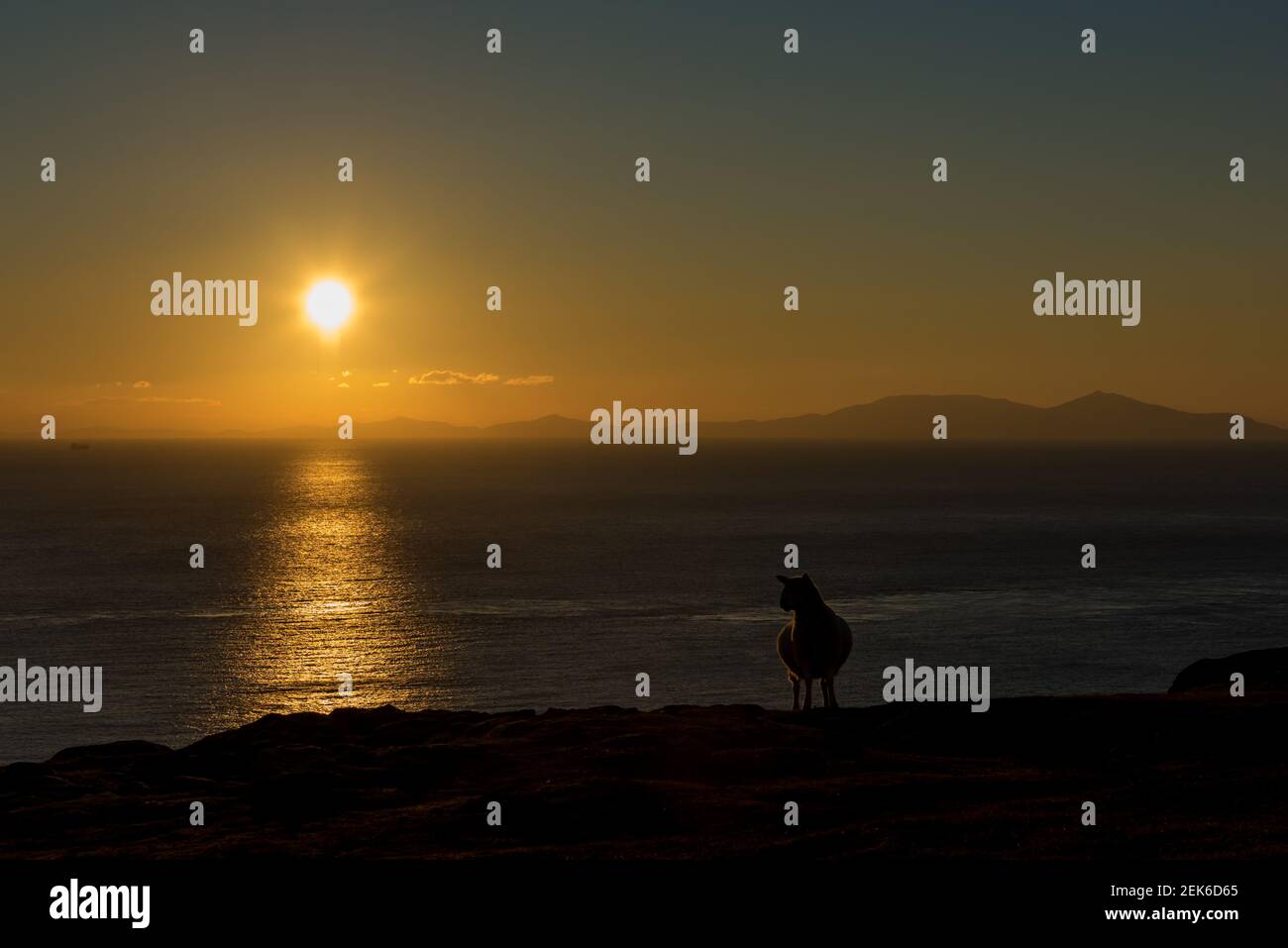 Sonnenuntergang über dem Minch in Richtung der Äußeren Hebriden Stockfoto