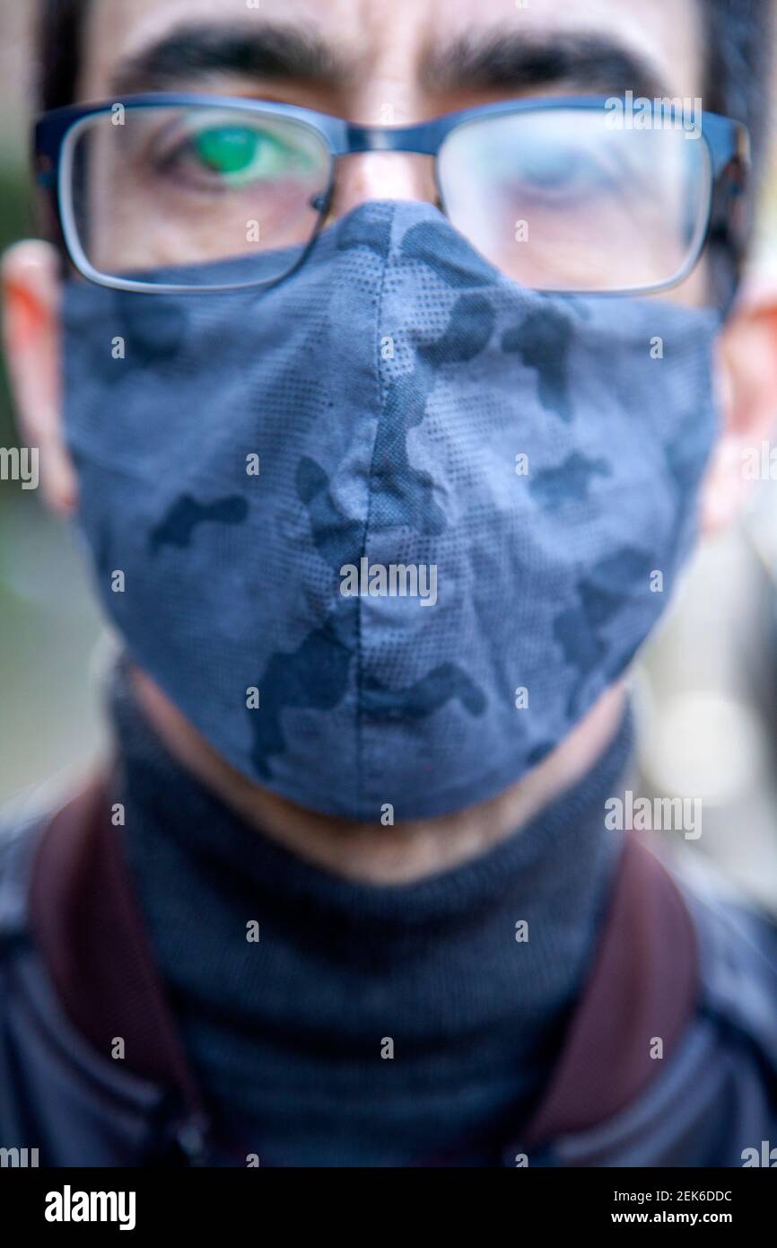 Mann trägt Maske mit aufgedampfter Brille Stockfoto
