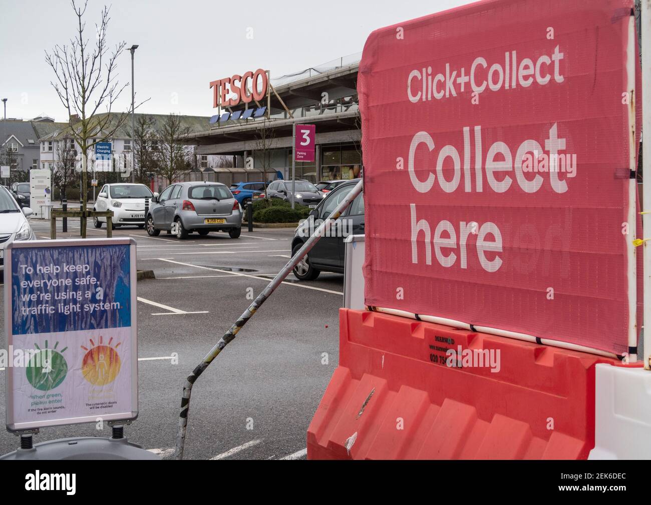 Klicken und sammeln in einem Tesco Supermarkt in Seaton, Devon. Während der Covid-Pandemie waren die Systeme zur Lieferung und Abholung von Lebensmitteln sehr gefragt. Stockfoto